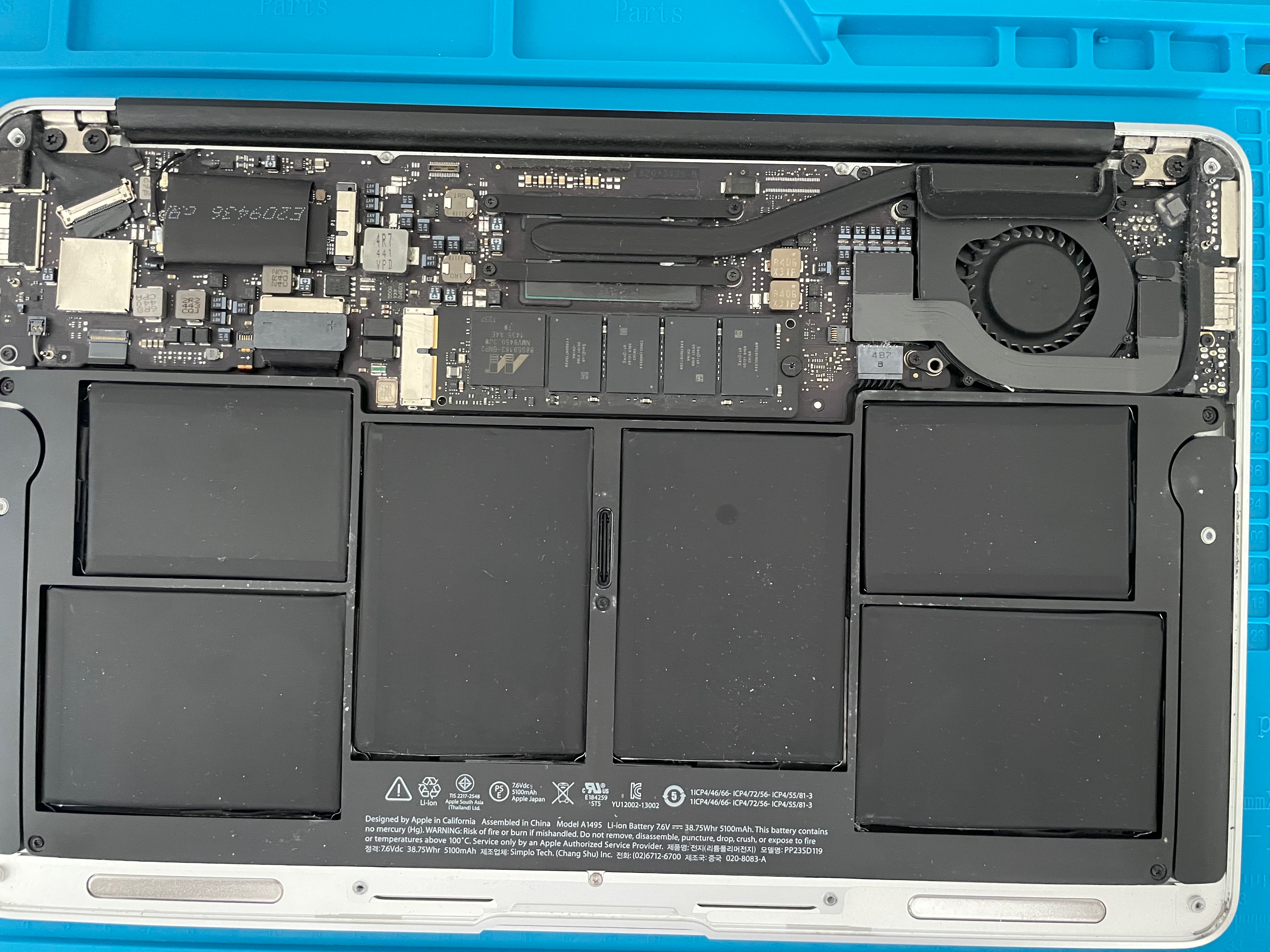  A1465 Macbook Air with a replacement BCM943602CS WiFi card installed 