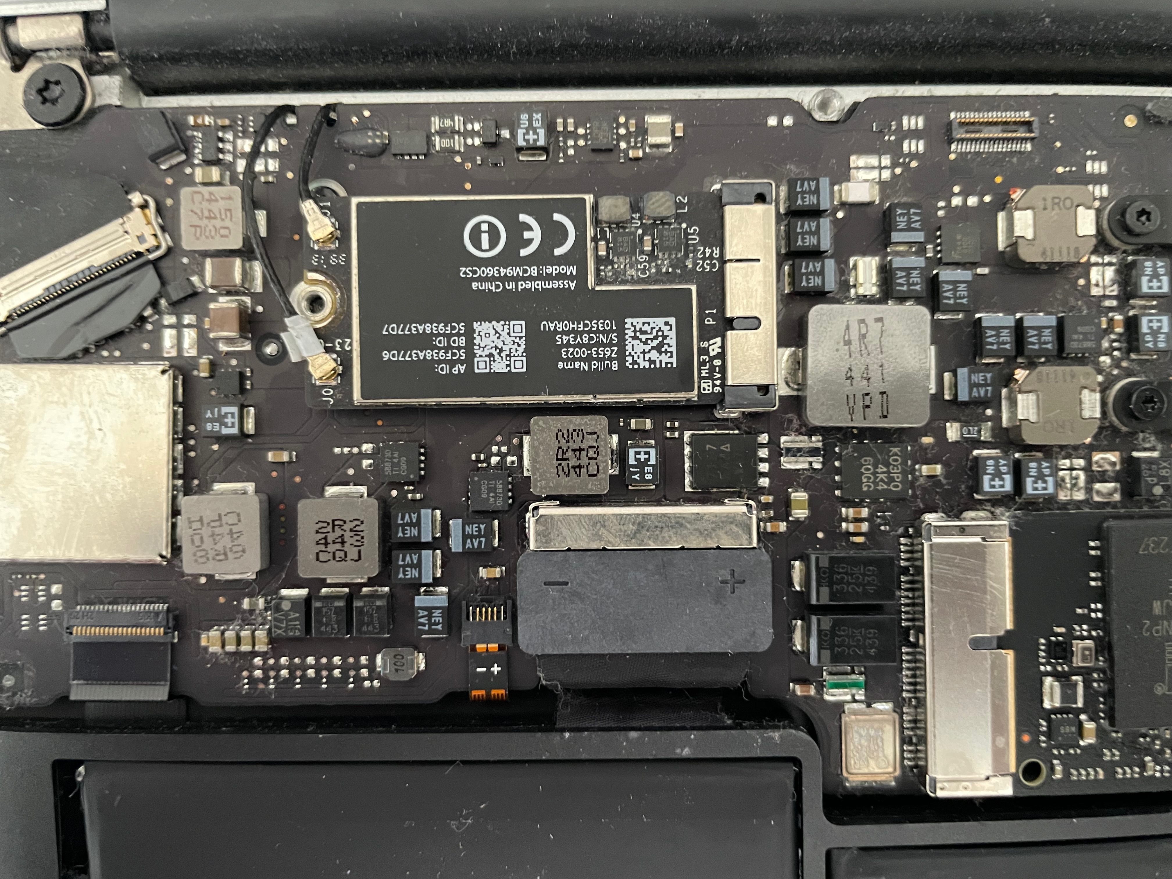  A1465 Macbook Air with its original WiFi card installed